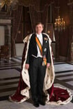 Zijne_Majesteit_Koning_Willem-Alexander_met_koningsmantel_april_2013