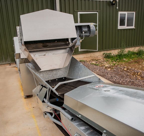 cross manure conveyor belt and inclined transfer assembly