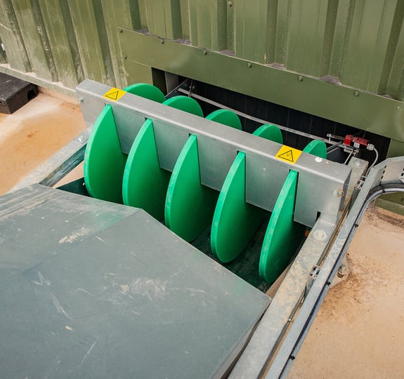floor-mounted cross manure conveyor with inclined discharge
