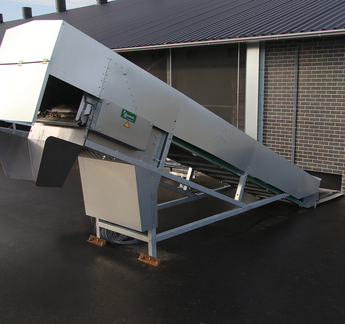 manure booster conveyor with elevated discharge
